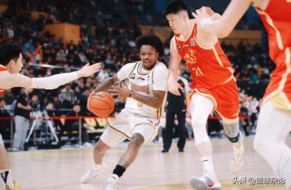 悬念重重！球员们在比赛中上演激烈对决 球员们的比拼很热烈,赢得了观众的阵阵喝彩 