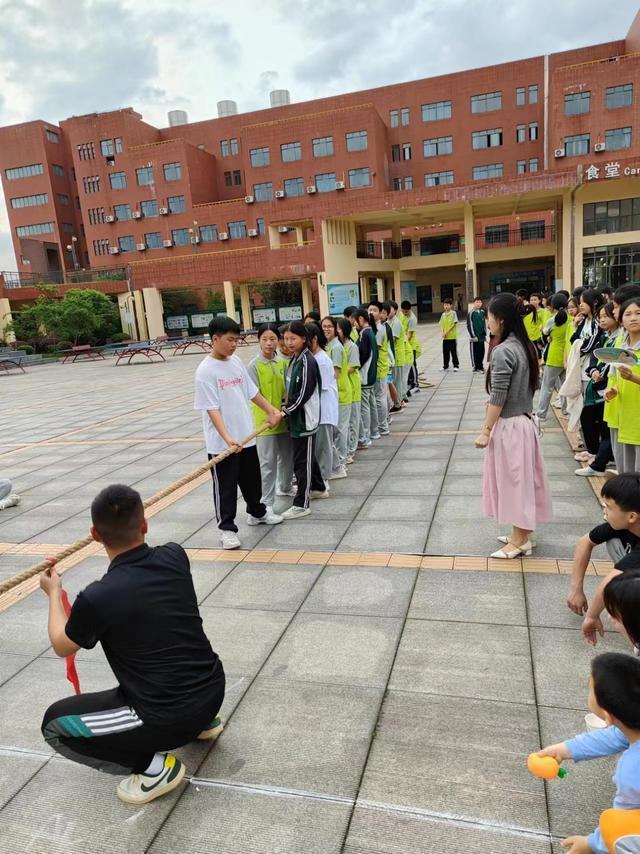 文莱队取得比赛胜利，队员斗志昂扬的简单介绍