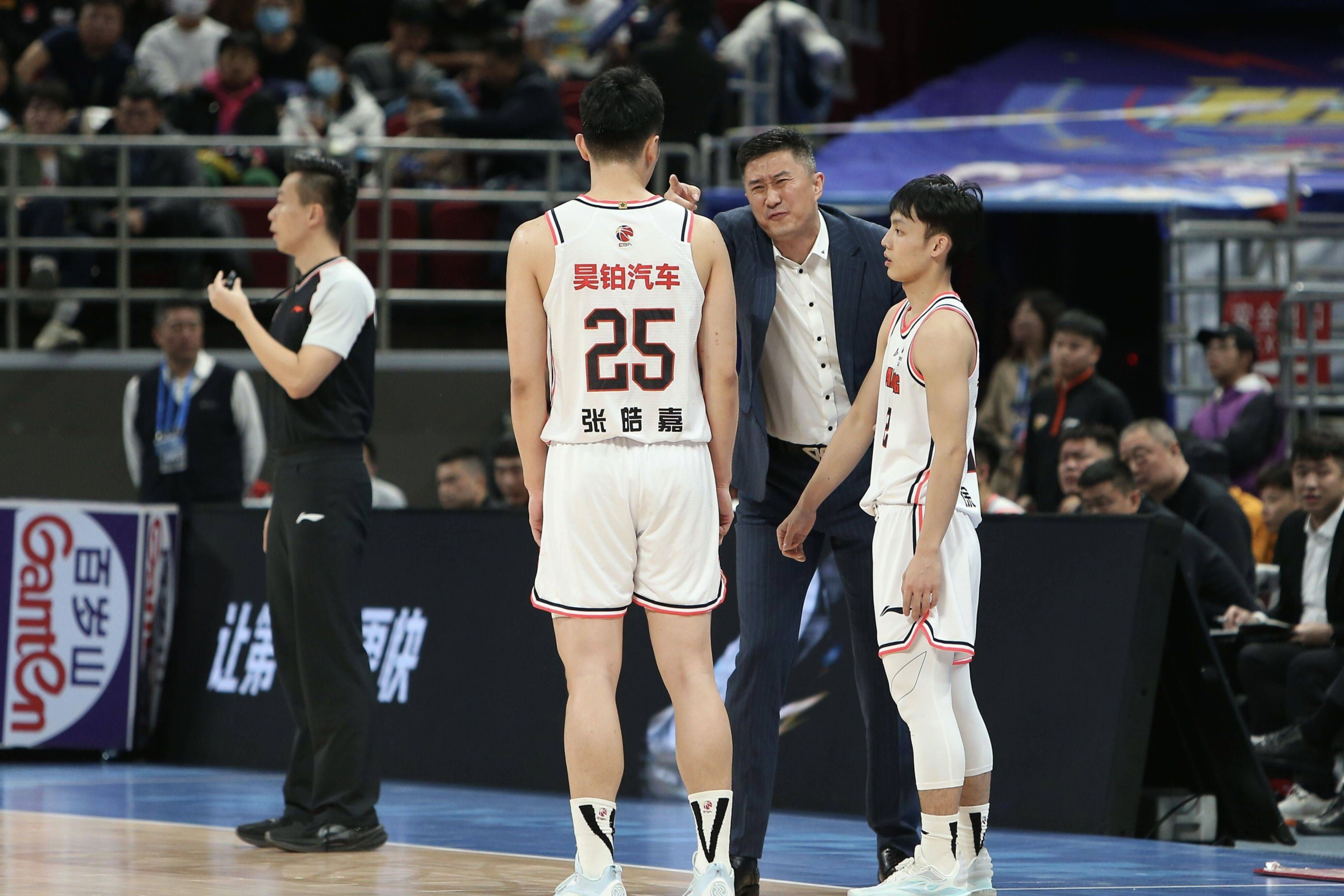 无畏挑战：球队面对强劲对手准备迎战的简单介绍